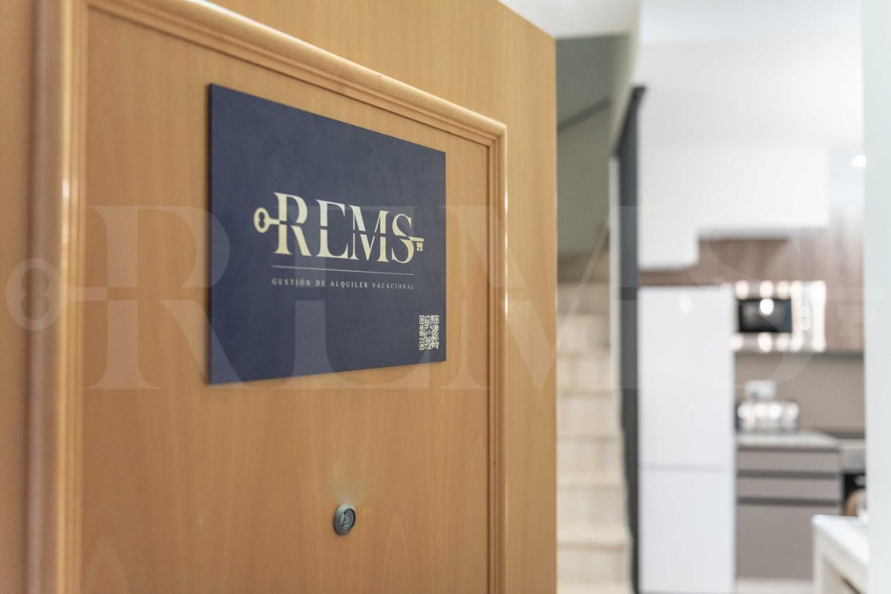 Lovely Duplex With Private Parking Near City Center By Rems Malaga Bagian luar foto